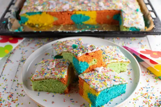 Bunter Papageienkuchen mit Zuckerguss und Streuseln, ein tolles Rezept für Kinder.