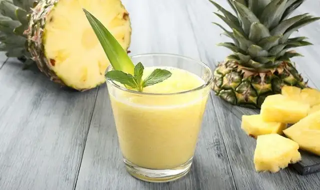 Koktajl z ananasa i banana, który wspiera odchudzanie i sen