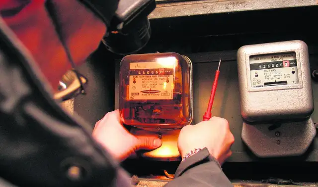Jak sprawdzić czy ktoś kradnie prąd w bloku i uniknąć wysokich rachunków