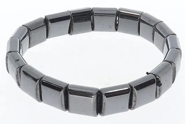 Armband aus facettierten Hämatit-Steinen. Was ist Hämatit? Ein Mineral, das für seinen metallischen Glanz bekannt ist.