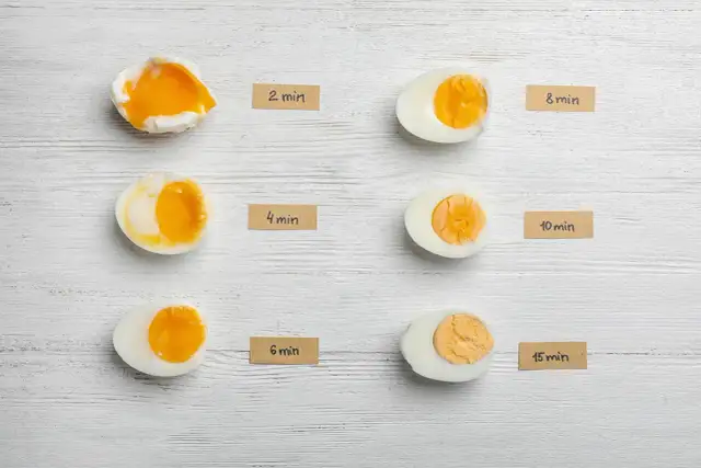 Huevos cocidos en diferentes tiempos, desde un huevo pasado por agua con la yema líquida hasta uno duro.