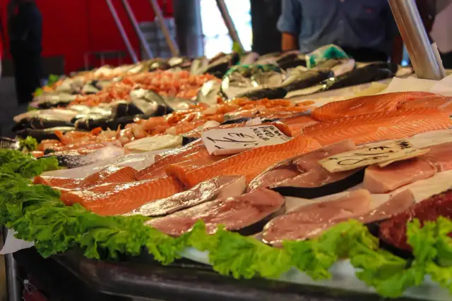 Jakie ryby wędzone nad Bałtykiem są najlepsze? Sprawdź smaki i sezonowość