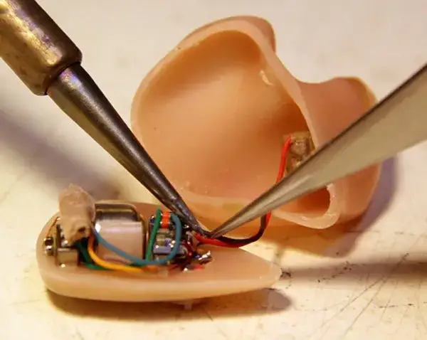 Gdzie naprawić aparat słuchowy? Koszty, serwisy i porady eksperta
