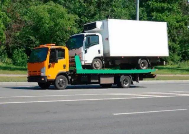 Czy można holować samochód ciężarowy z przyczepą? Przepisy i bezpieczeństwo