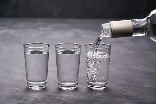 Ile węglowodanów ma wódka? Zaskakujące fakty o jej kaloriach