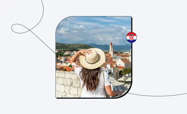 Kobieta w kapeluszu patrzy na chorwackie miasto z muru. Flaga Chorwacji.