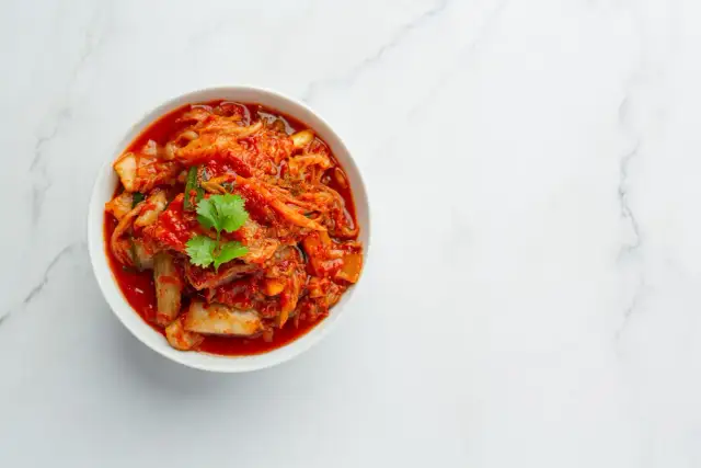 Z czym jeść kimchi? Odkryj wszechstronność i zaskocz smakiem!