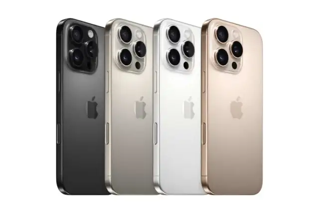 Quatre iPhones côte à côte : gris sidéral, argent, blanc et or. Tous les iPhones arborent le logo Apple et un triple appareil photo.