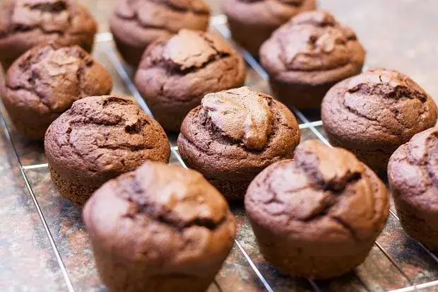 Jak upiec babeczki: Puszyste, bez zakalca! Poradnik krok po kroku