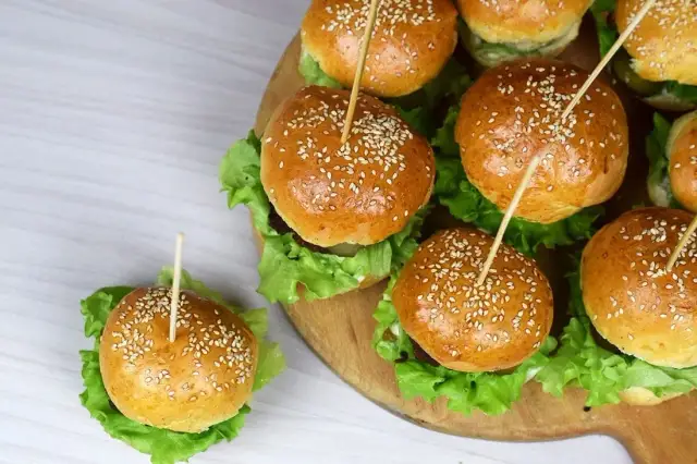 Gdzie kupić mini hamburgery i bułki - najlepsze miejsca i oferty