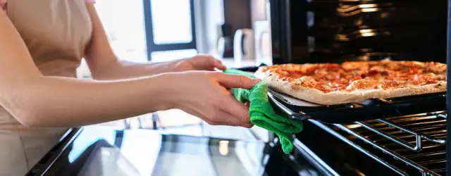 Jak piec pizzę w piekarniku, aby uniknąć zakalca i osiągnąć chrupkość