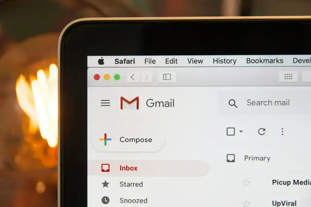 Jak napisać skuteczny e-mail? Wzory, zasady, przykłady