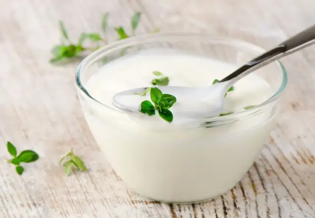 Czy jogurt grecki tuczy? Odkryj prawdę o jego kaloriach i diecie