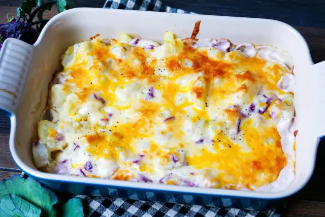 Kohlrabi-Auflauf mit geschmolzenem Käse und lila Kohlstreifen, frisch aus dem Ofen.