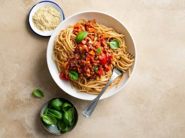 Wegańskie spaghetti bolognese - najlepszy przepis na domowy sos bez mięsa