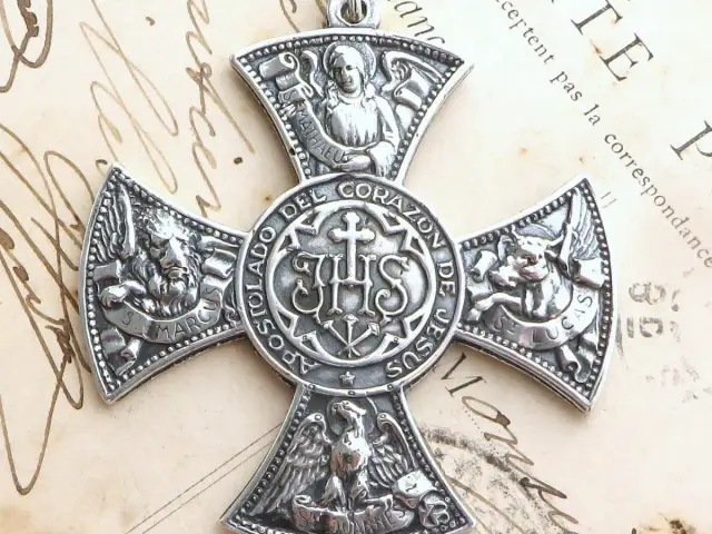 Srebrny krzyż z symbolami ewangelistów: lew (św. Marek), anioł (św. Mateusz), wół (św. Łukasz) i orzeł (św. Jan).