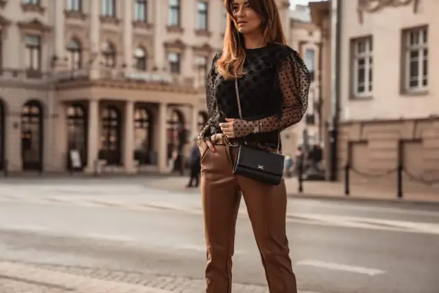 Karmelowe spodnie: Stylowe stylizacje na każdą okazję inspiracje