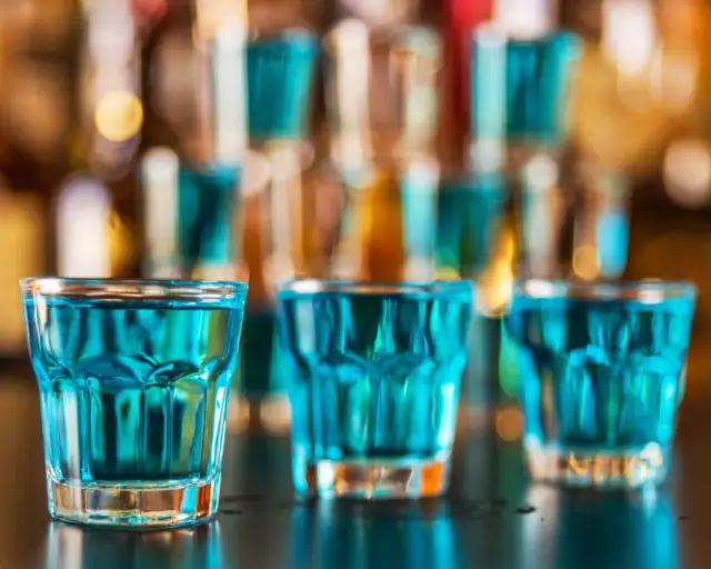 Kamikaze drink ile procent – poznaj różnice w zawartości alkoholu