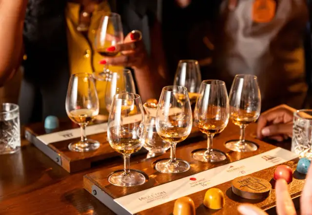 Degustacja whisky z czekoladkami. Czy whisky ma cukier? Zależy od dodatków, ale sama whisky zazwyczaj nie.
