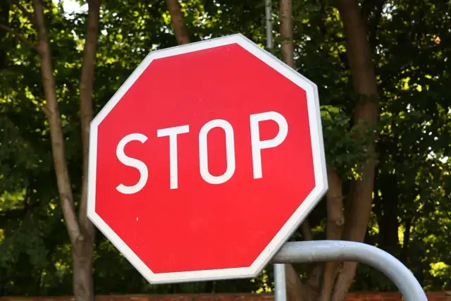 Znak STOP - Gdzie dokładnie stanąć i jak uniknąć 8 punktów?