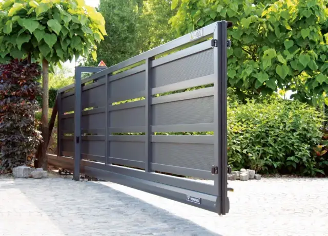 Nowoczesne, przesuwne bramy wjazdowe z aluminium, idealne do każdej posesji. Różne rodzaje bram wjazdowych zapewniają bezpieczeństwo i estetykę.