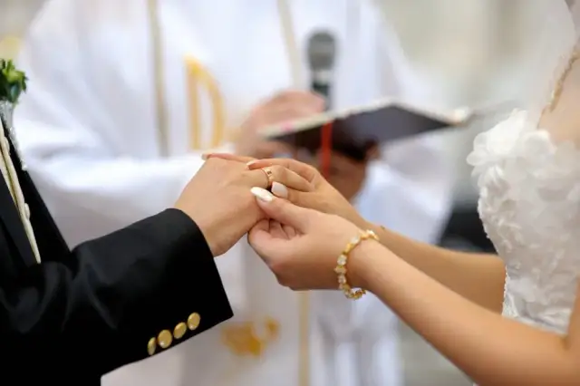 Ile kosztuje ślub w kościele? Sprawdź, co wpływa na ceny ceremonii