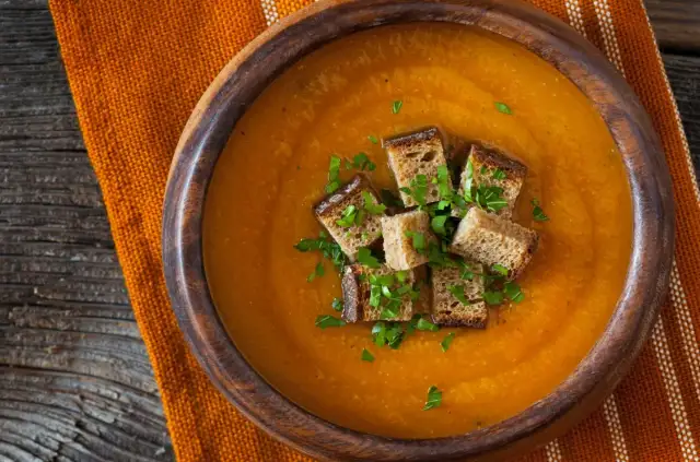 Zupa krem z pieczonych warzyw - Jak zrobić ją gęstą i aromatyczną?
