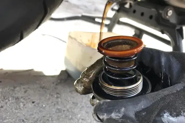 Jak wymienić olej w skuterze 4T - Kompletny poradnik DIY