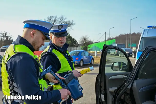 Policjanci z Lubuskiej Policji kontrolują prędkość. Kierowca niebieskiego Volkswagena może się martwić, kiedy zabierają prawo jazdy.