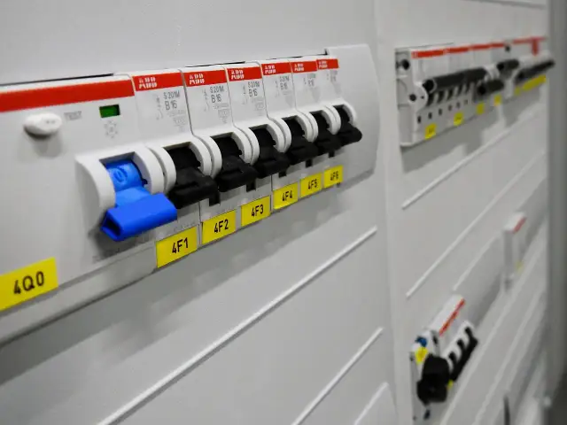 Co w rozdzielni elektrycznej? Kluczowe elementy i ich funkcje