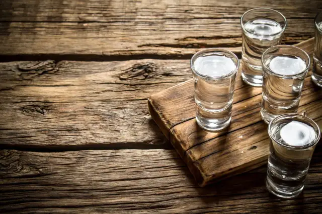 Ile kalorii ma wódka? Sprawdź, jak wpływa na dietę i zdrowie