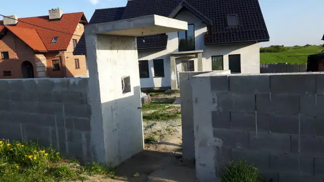 Jak zbudować daszek nad furtką? Praktyczny poradnik DIY