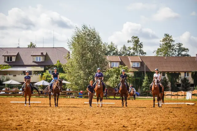 Jeźdźcy na koniach podczas treningu w pony club okrzeszyn.