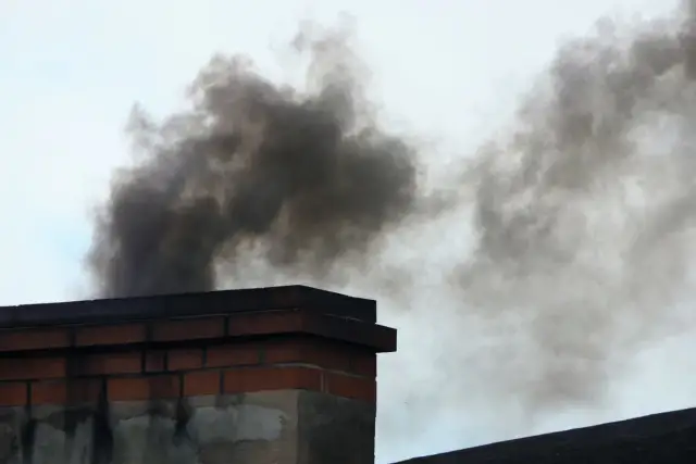 Smog z komina: Gdzie i jak skutecznie zgłosić palenie śmieciami?