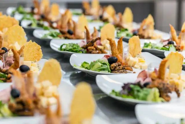 Ile dać na obiad weselny? Sprawdź idealne menu na wesele
