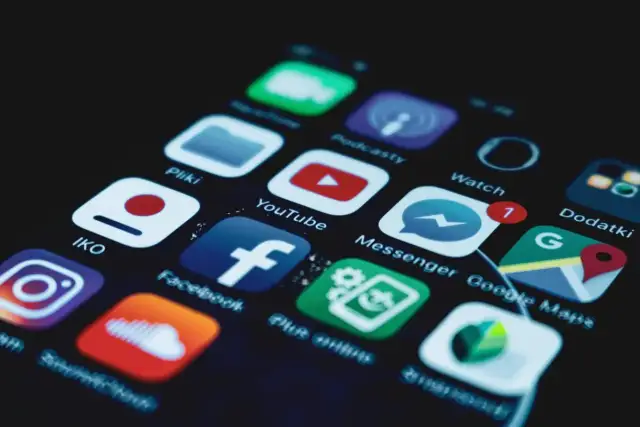 Ikony aplikacji na ekranie smartfona: YouTube, Facebook, Messenger, Google Maps. Dowiedz się, jak dodać aplikacje na pulpit.