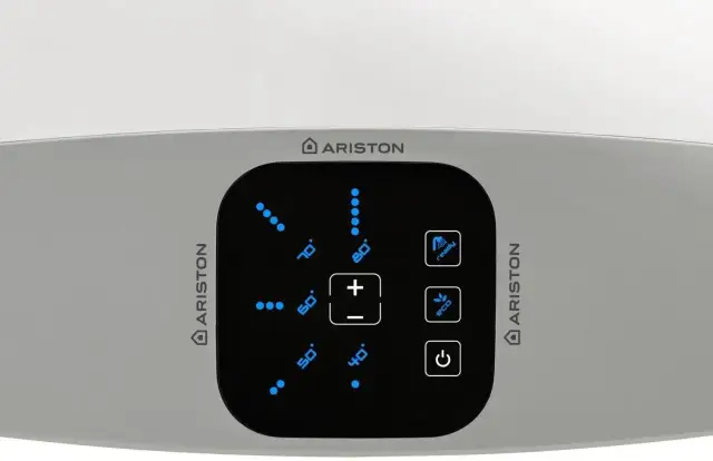 Cyfrowy panel bojler Ariston 50l. Wskaźniki temperatury, przyciski +/- i tryby eco, ready. Instrukcja obsługi pomoże Ci go uruchomić.