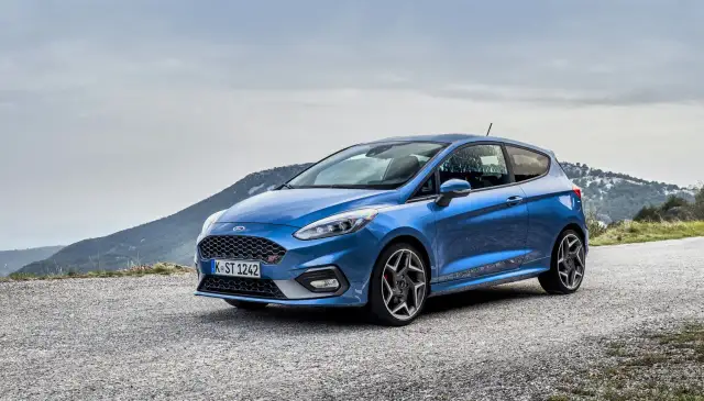 Niebieski Ford Fiesta ST na górskiej drodze. Idealny kompan na każdą **fiesta st**artową przygodę.