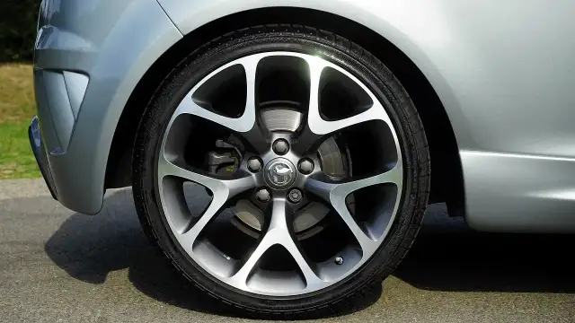 Wlałeś benzynę do diesla? Działaj! Kluczowe kroki i koszty naprawy