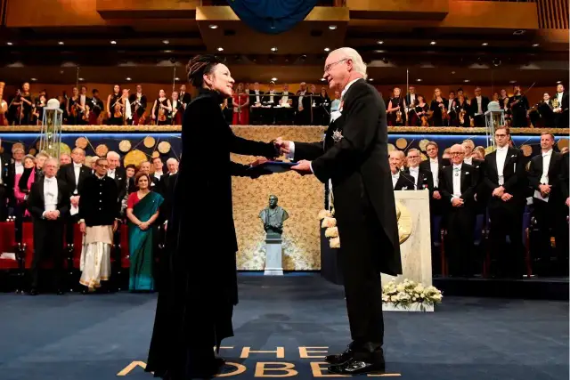 Olga Tokarczuk odbiera Nagrodę Nobla. Król Szwecji wręcza jej dyplom i medal.