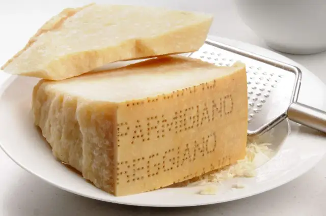 Jak przechowywać parmezan w kawałku, aby nie stracił smaku i jakości