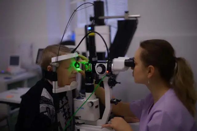 Czy zaćma wtórna wróci po kapsulotomii? Ekspert rozwiewa obawy.