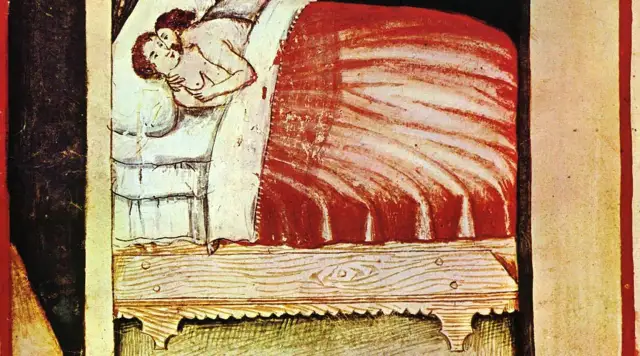Ilustracja średniowieczna: para przytulająca się w łóżku pod czerwoną kołdrą.