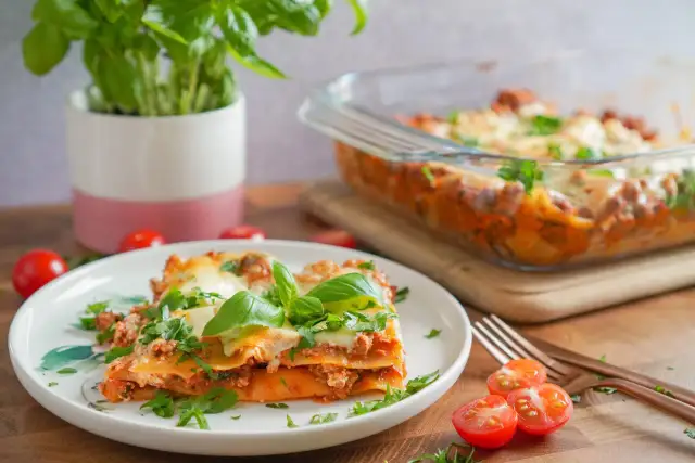 Co podać do lasagne? Idealne dodatki, które zbalansują smak