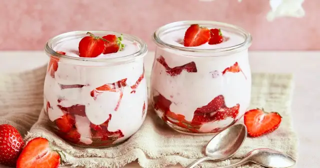 Erdbeer-Quark-Joghurt-Dessert: Schnell, leicht & sommerlich