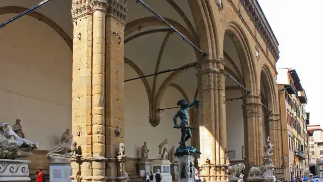 Rzeźba architektoniczna: odkryj jej znaczenie i wpływ na architekturę