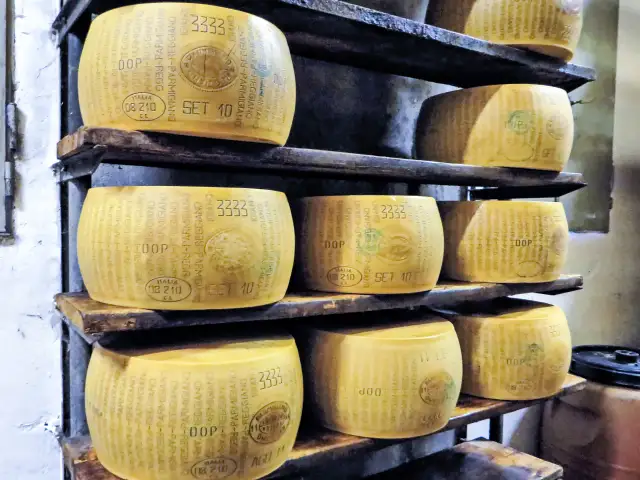 Parmezan czy Grana Padano: Kluczowe różnice, które musisz znać