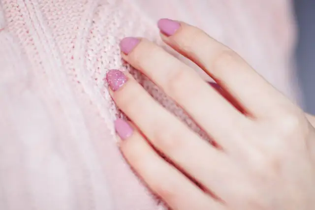 Manicure kombinowany – co to znaczy i dlaczego warto go wypróbować?