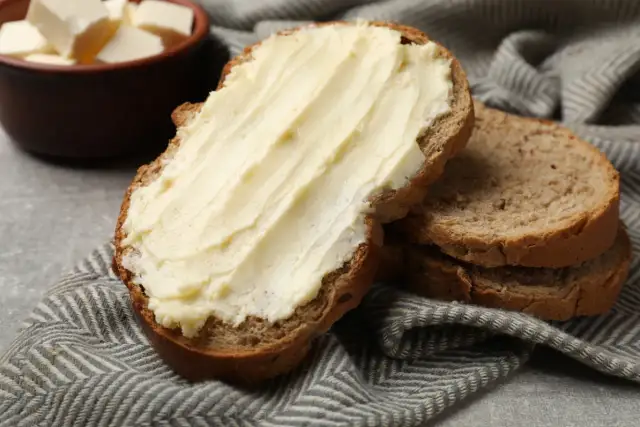 Chleb z masłem, idealny na śniadanie. Zastanawiasz się, ile kcal ma kromka chleba z masłem? Oto pyszna kromka z masłem i kilka innych.