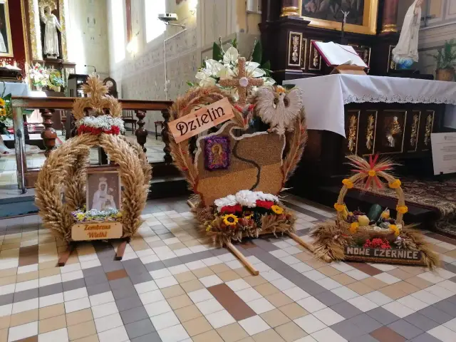 Ozdoby dożynkowe z kłosów i zbóż, pokazujące jak zrobić kwiaty do wieńca dożynkowego.